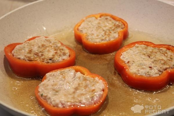 Рецепт: Перцы кольцами с фаршем - Под сыром сулугуни Рецепт: Перцы кольцами с фаршем - Под сыром сулугуни