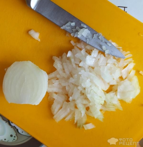 Рецепт: Салат "Помидоры, огурцы, лук" - Со сметаной и адыгейской солью.