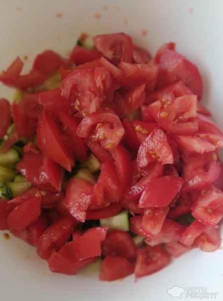 Рецепт: Салат "Помидоры, огурцы, лук" - Со сметаной и адыгейской солью.