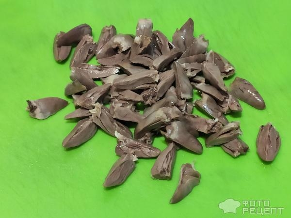 Рецепт: Салат с фасолью - с куриными сердечками и яйцом