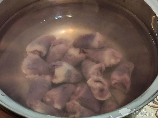 Рецепт: Салат с фасолью - с куриными сердечками и яйцом