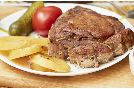 Свиная корейка на косточке с картофелем в духовке