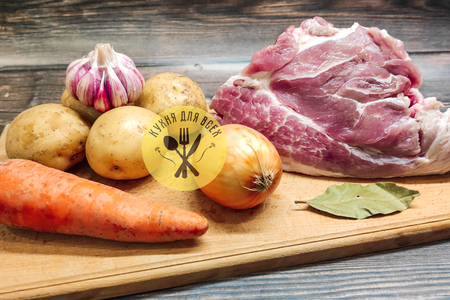 Свиной окорок отварной с картофелем и хреном