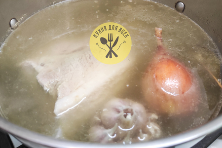 Свиной окорок отварной с картофелем и хреном