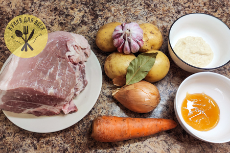 Свиной окорок отварной с картофелем и хреном