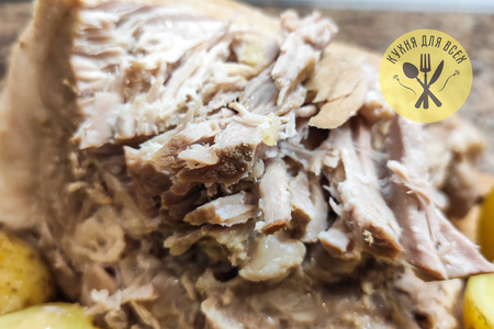 Свиной окорок отварной с картофелем и хреном