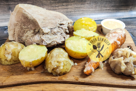 Свиной окорок отварной с картофелем и хреном