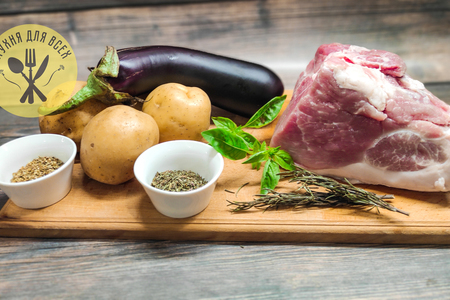 Свиной окорок запеченный в духовке с картофелем Свиной окорок запеченный в духовке с картофелем