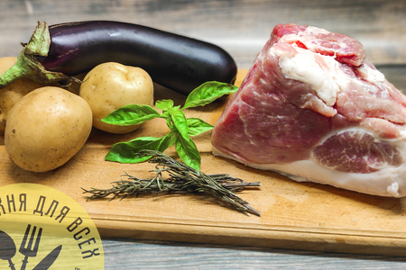 Свиной окорок запеченный в духовке с картофелем Свиной окорок запеченный в духовке с картофелем