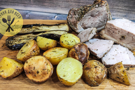 Свиной окорок запеченный в духовке с картофелем Свиной окорок запеченный в духовке с картофелем