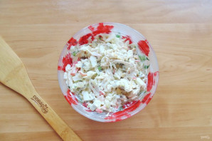 Салат с курицей и маринованными огурцами Салат с курицей и маринованными огурцами