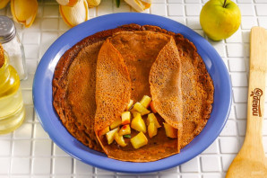 Шоколадные блинчики с карамельными яблоками Шоколадные блинчики с карамельными яблоками