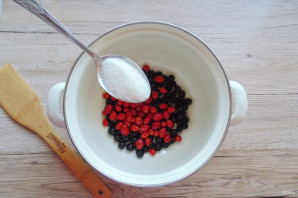 Компот из шиповника с черной смородиной Компот из шиповника с черной смородиной