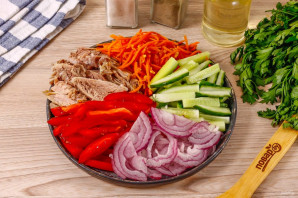 Салат кучками с корейской морковкой