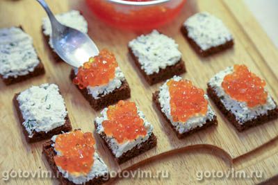Бутерброды с красной икрой и творогом и укропом Бутерброды с красной икрой и творогом и укропом