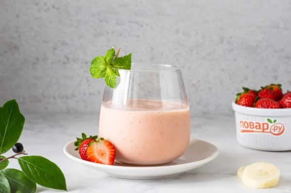 Бананово-ягодный смузи