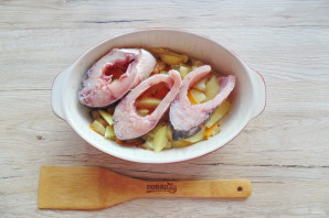 Карп запеченный в сметане с овощами Карп запеченный в сметане с овощами