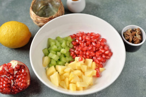 Салат с сельдереем и гранатом Салат с сельдереем и гранатом