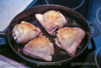 Куриные бедра, запеченные с белыми грибами и сыром в духовке Куриные бедра, запеченные с белыми грибами и сыром в духовке