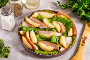 Салат с грушей и беконом Салат с грушей и беконом