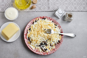 Простой салат с шампиньонами жареными