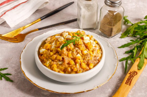 Салат с тунцом, кукурузой и яйцами Салат с тунцом, кукурузой и яйцами