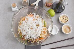 Салат с рисовой лапшой