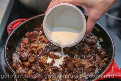 Жареное говяжье сердце со сметаной и горчицей