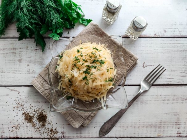 Слоеный салат с яблоками и сыром Слоеный салат с яблоками и сыром