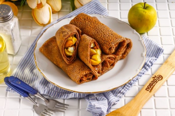 Шоколадные блинчики с карамельными яблоками Шоколадные блинчики с карамельными яблоками