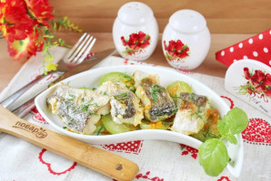 Хек с кабачками в духовке