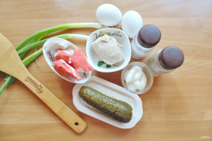 Салат с курицей и маринованными огурцами Салат с курицей и маринованными огурцами