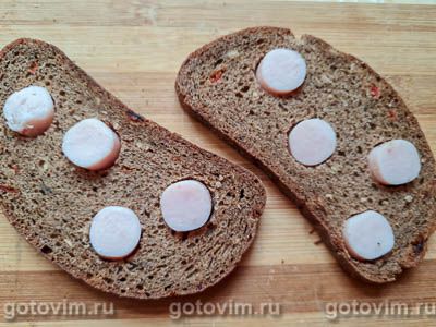 Двойной горячий бутерброд с сосисками и яичницей Двойной горячий бутерброд с сосисками и яичницей