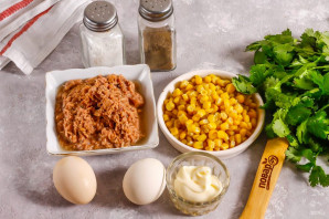 Салат с тунцом, кукурузой и яйцами Салат с тунцом, кукурузой и яйцами