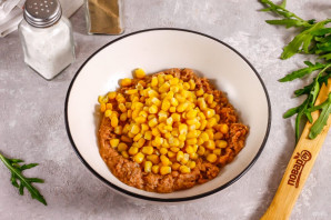 Салат с тунцом, кукурузой и яйцами Салат с тунцом, кукурузой и яйцами