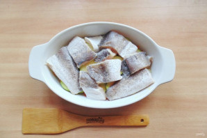 Хек с кабачками в духовке