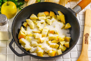 Шоколадные блинчики с карамельными яблоками Шоколадные блинчики с карамельными яблоками