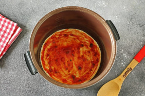 Пицца из слоеного теста в мультиварке Пицца из слоеного теста в мультиварке