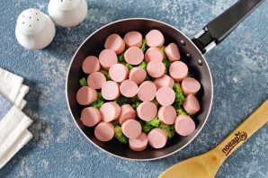 Тушеная брокколи с сосисками Тушеная брокколи с сосисками