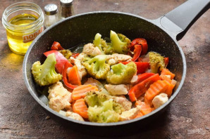 Овощное рагу с курицей и брокколи Овощное рагу с курицей и брокколи