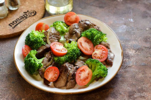 Салат с печенью и брокколи Салат с печенью и брокколи