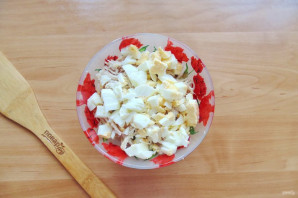 Салат с курицей и маринованными огурцами Салат с курицей и маринованными огурцами