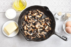 Простой салат с шампиньонами жареными