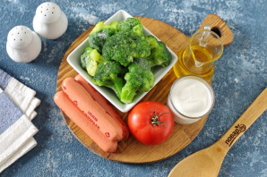 Тушеная брокколи с сосисками Тушеная брокколи с сосисками