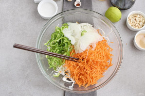 Салат с рисовой лапшой