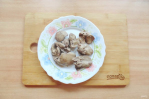 Салат с куриной печенью и маринованными огурцами