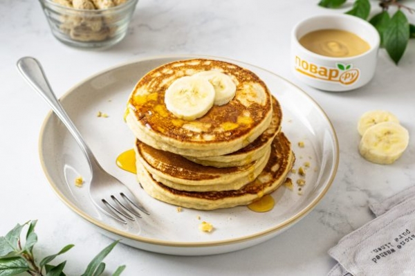 Арахисовые панкейки с бананом