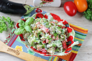 Салат с жареными баклажанами и свежими помидорами Салат с жареными баклажанами и свежими помидорами