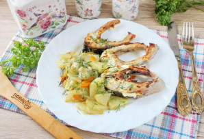 Карп запеченный в сметане с овощами Карп запеченный в сметане с овощами