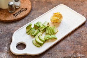 Салат с авокадо и перепелиными яйцами Салат с авокадо и перепелиными яйцами